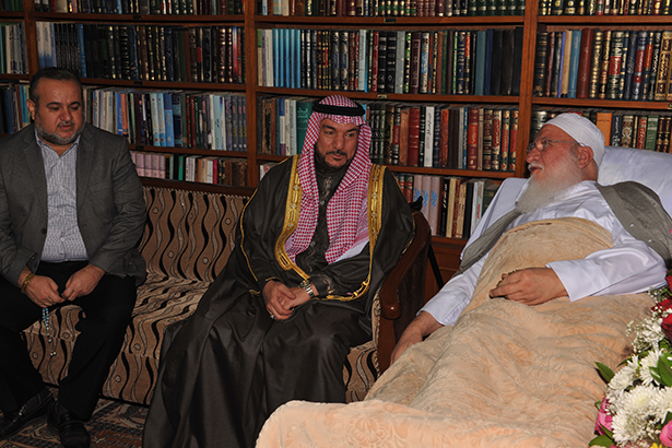 رئيس الديوان يزور السيد حسين الصدر للاطمئنان على صحته (1)
