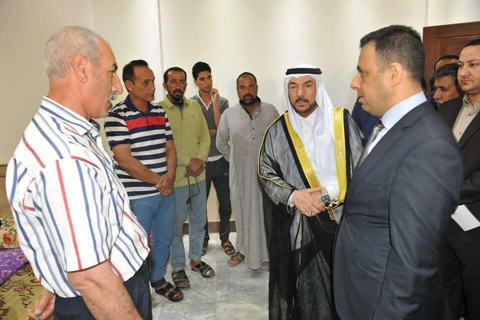 رئيس الديوان يزور العوائل النازحة من محافظة الانبار المتواجدة في جامع ام القرى ببغداد (1)