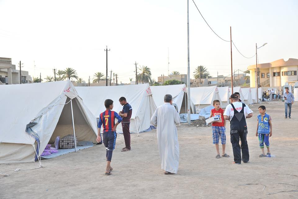 رئيس ديوان الوقف السني يزور مخيم النازحين في حي الجامعة ببغداد (3)