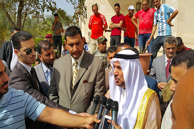 مدير أوقاف بغداد الرصافة يزور العوائل النازحة (2)