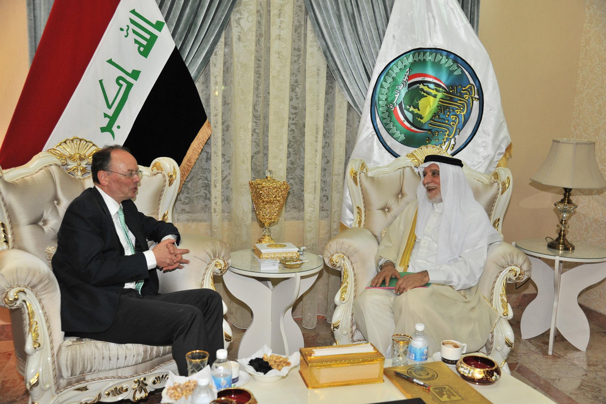 رئيس ديوان الوقف السني معالي يستقبل السفير اﻻلماني في بغداد (2)