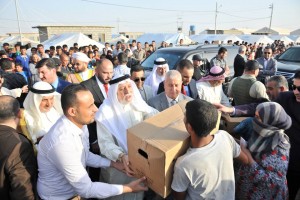 رئيس ديوان الوقف السني يزور مخيمات النازحين في محافظة كركوك ويقدم المساعدات غذائية لهم (4)