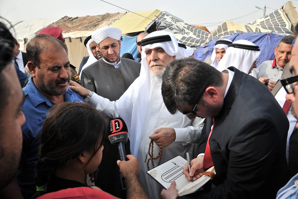 رئيس ديوان الوقف السني يزور  مخيمات النازحين في منطقة الخضراء والدورة ويوزع المساعدات اﻻنسانية عليهم (3)