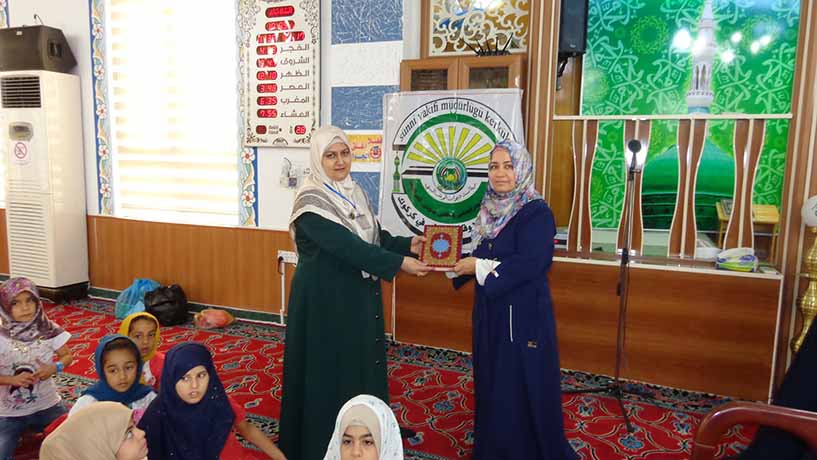 أوقاف كركوك تشارك في احتفالية تخرج الدورة القرآنية الصيفية الخامسة للإناث في جامع ( الصادق الأمين ) (2)