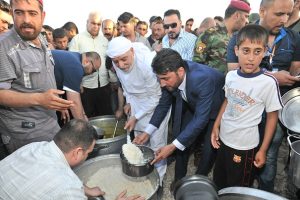 الدكتور الهميم يقيم مأدبة افطار جماعي لنازحي مخيم داقوق ويشارك الطباخين في تقديم الطعام (1)