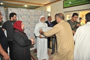 الدكتور الهميم يواصل إغاثة نازحي ايمن الموصل ، ويوزع المساعدات الغذائية على اكثر من ١٠٠٠ عائلة نازحة (1)
