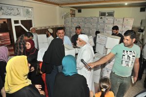 الدكتور الهميم يواصل إغاثة نازحي ايمن الموصل ، ويوزع المساعدات الغذائية على اكثر من ١٠٠٠ عائلة نازحة (2)
