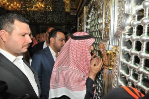 Dr. Abdul latif Al Heymem performs the ceremony to visit the shrine of Imam Ali during his visit to najaf