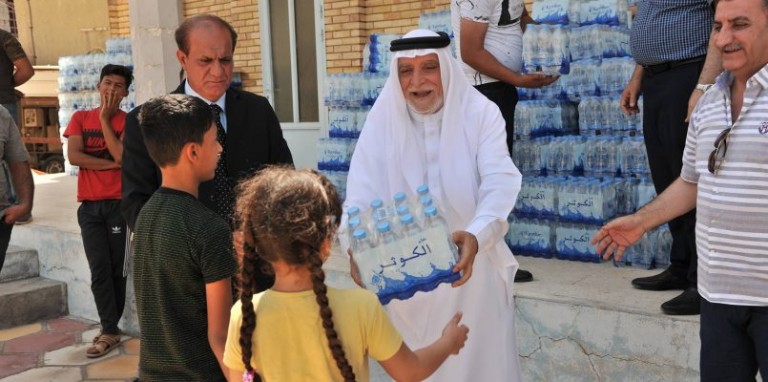 Dr. Ạlhemyem continues to distribute water to the people of Basra and confirms that the campaign will continue until the crisis is over.